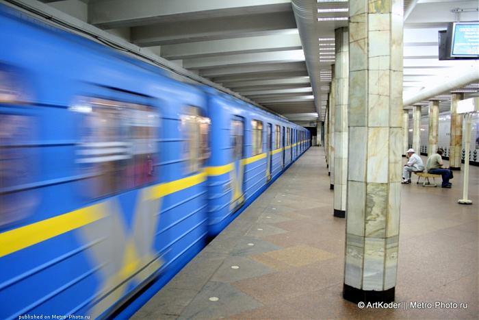 В Киеве 49-летняя женщина бросилась под поезд метро