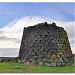 Vista laterale del nuraghe Longu