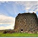 Vista laterale del nuraghe Longu