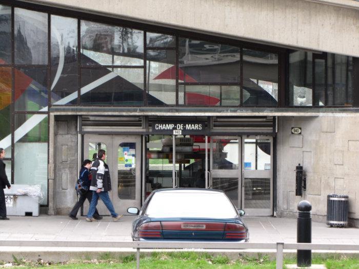 Métro ChampsdeMars, entrée principale Communauté Métropolitaine de Montréal CMM