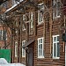 Бревенчатый жилой дом оригинальной архитектуры в городе Москва