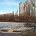 Бетонный полуостровок на пруду в городе Москва
