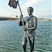 Памятник-скульптура героя фильма «Бриллиантовая рука» контрабандиста Геши Козодоева в городе Новороссийск
