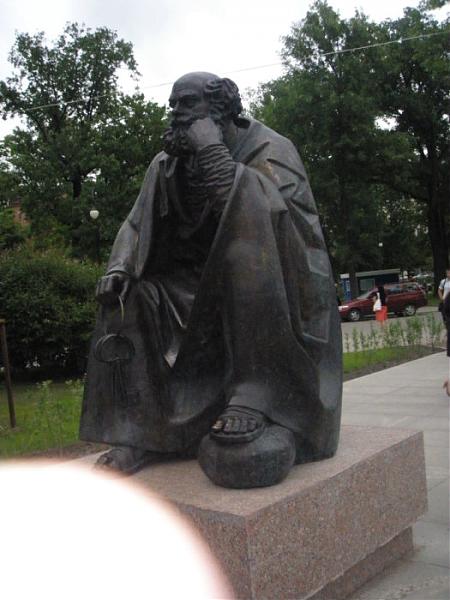 Скульптура небесного покровителя Петербурга Святого Петра - Санкт-Петербург