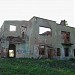 Полуразвалившееся здание в городе Новоивановское