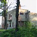 Полуразвалившееся здание в городе Новоивановское