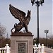 Скульптуры грифонов на въезде в город в городе Керчь