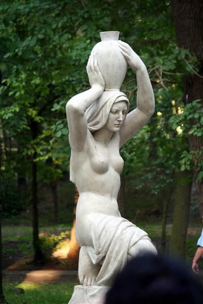 Девушка с кувшином (скульптура)   Светлогорск image 1
