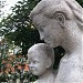 Anya gyermekével - szobor in Százhalombatta city
