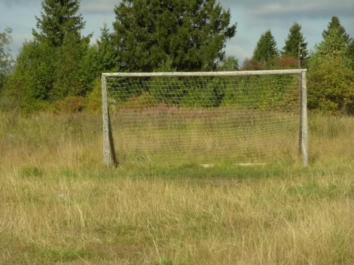 Старые футбольные ворота