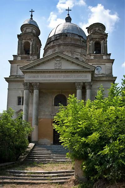 Mausoleul familiei Csavossy - transformat in biserica romano-catolica Sfântului Iosif - Bobda | biserică, loc interesant, biserică catolică