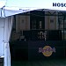 Здесь находилось кафе сети «Hard Rock Café» в городе Москва