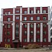 Старинный трёхэтажный дом, встроенный в новый корпус в городе Москва