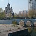 Пешеходный мост через пруд-регулятор в городе Москва