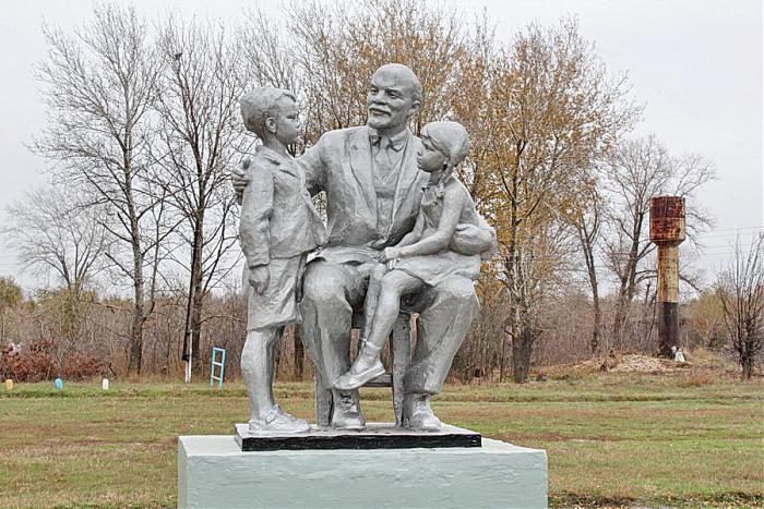Памятник «Ленин и дети»   Грузинов image 1