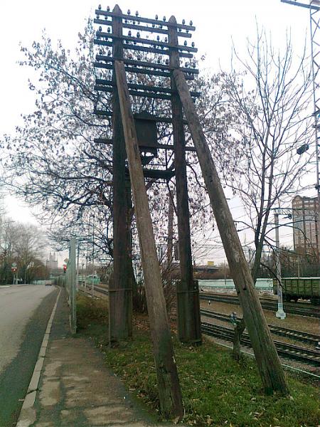 Деревянная опора линии связи (не используется)   Москва image 0