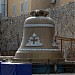 Старый колокол и якорь в городе Будва