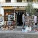 Μαγαζιά με σουβενίρ, Καφε και Εστιατόρια στον κεντρικο δρομο της παλιας πολης. στην πόλη Καβάλα