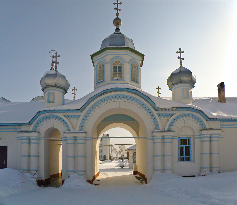 Забор у Церковь в Коряжме