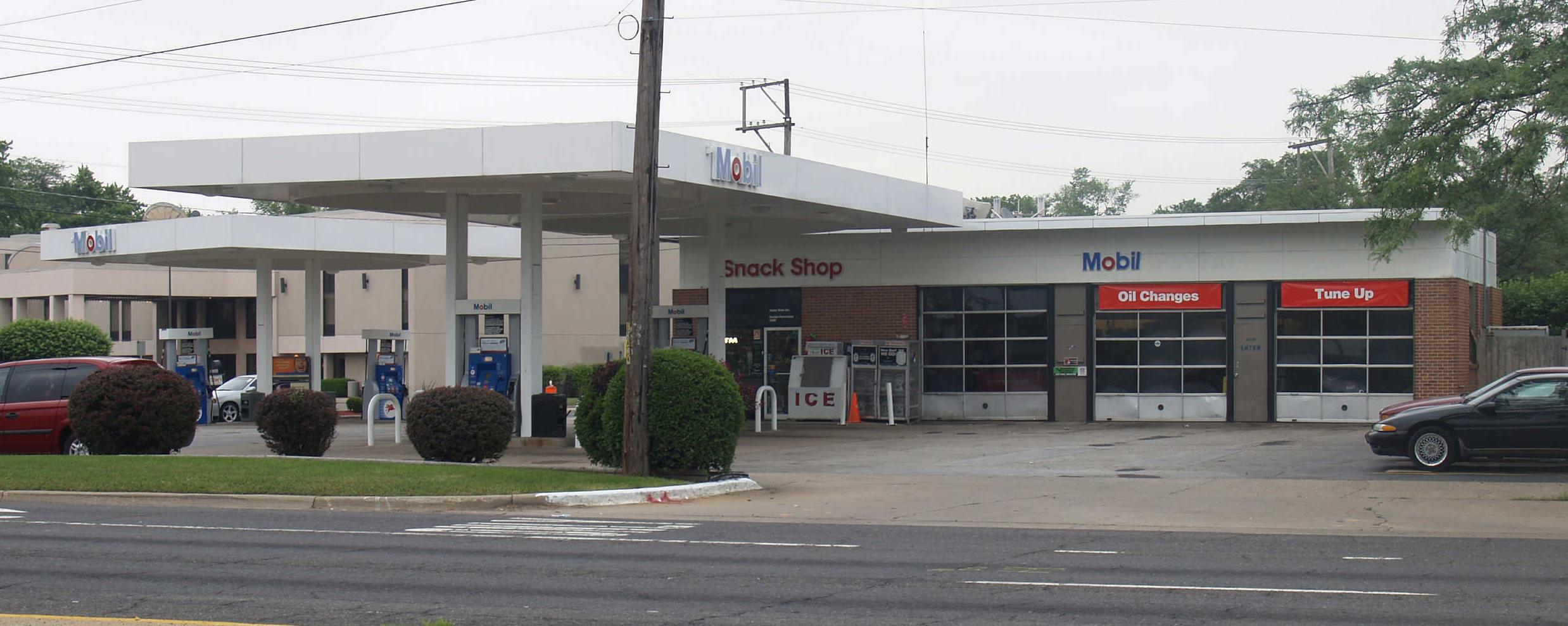 Mobil Gas Station Des Plaines, Illinois South River Road, 2380