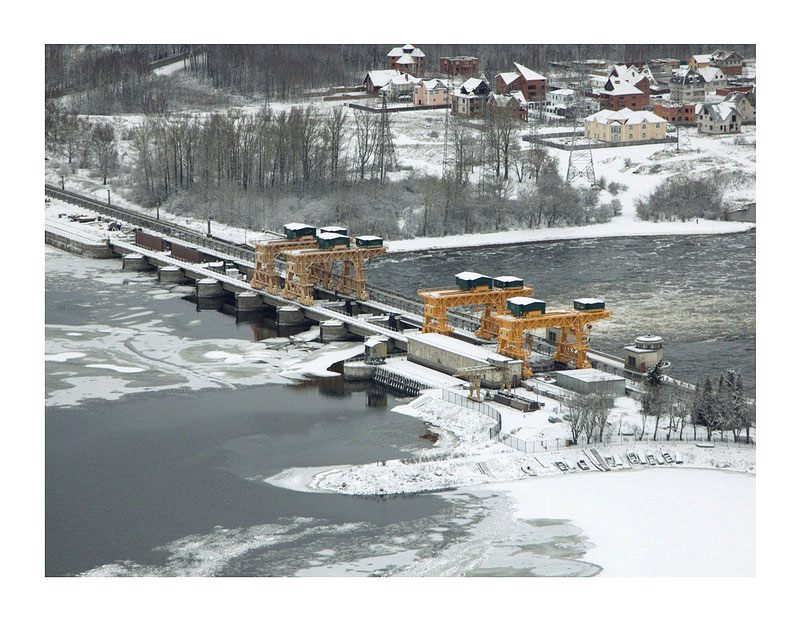 Бетонная водосливная плотина длиной 216 м и высотой от дна 29 м - Дубна