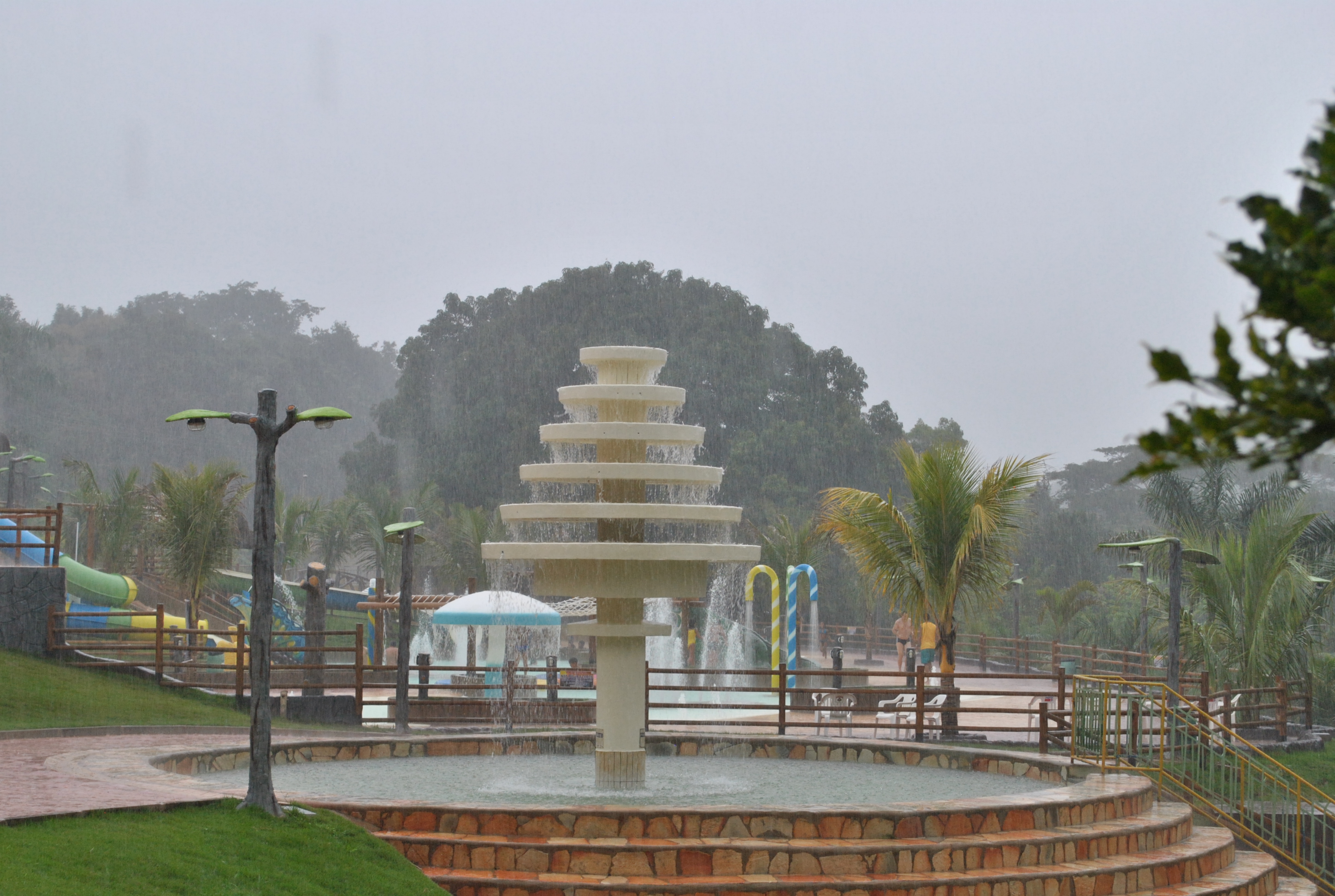 Conheça o Águas Corrente Park, Cachoeira dentro de um Parque Aquático