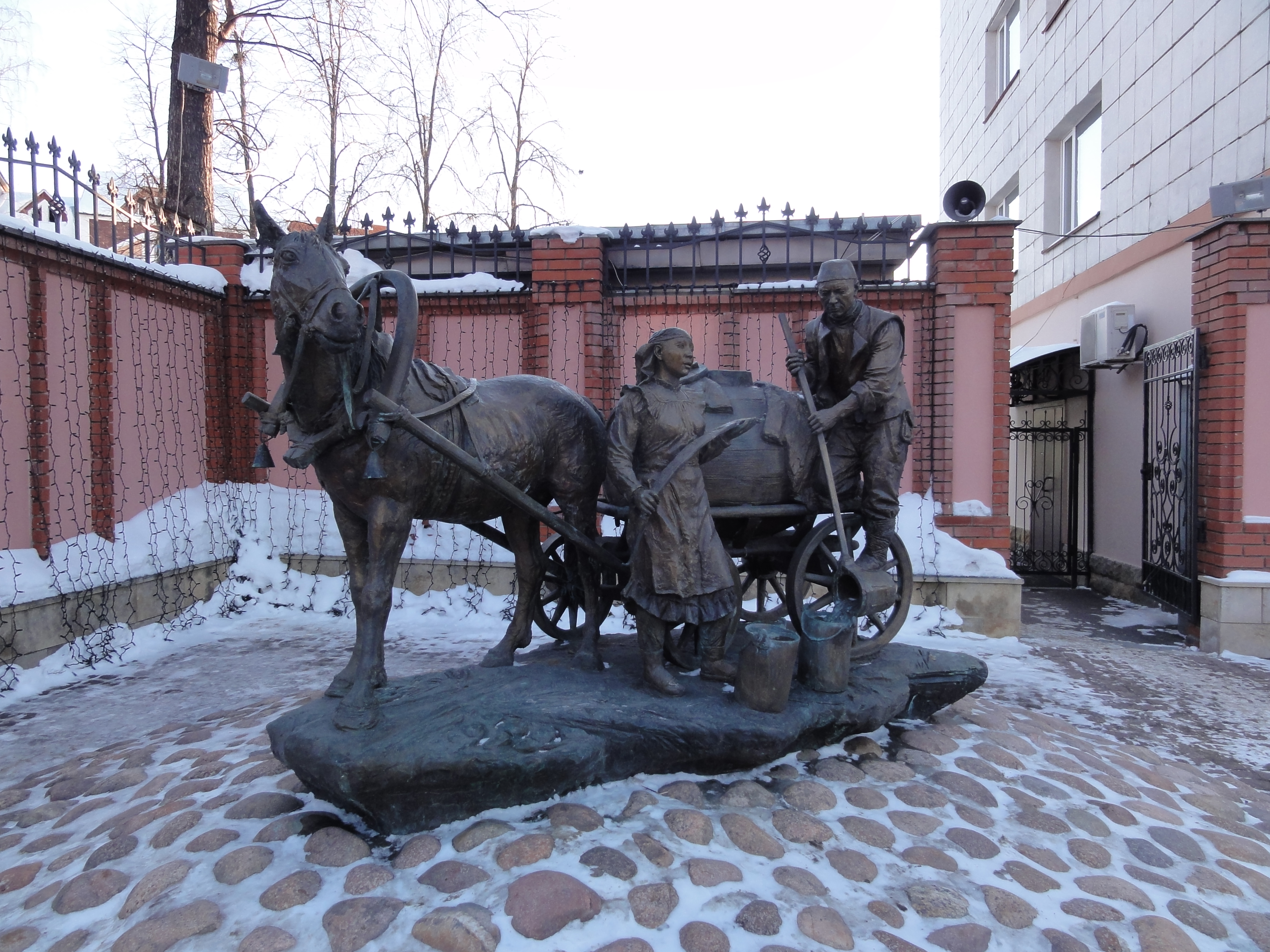 Памятник водовозу в Казани