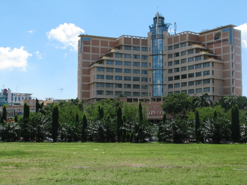 Pengunjung Antre Panjang di Mall Ciputra Saat Midnight Sale