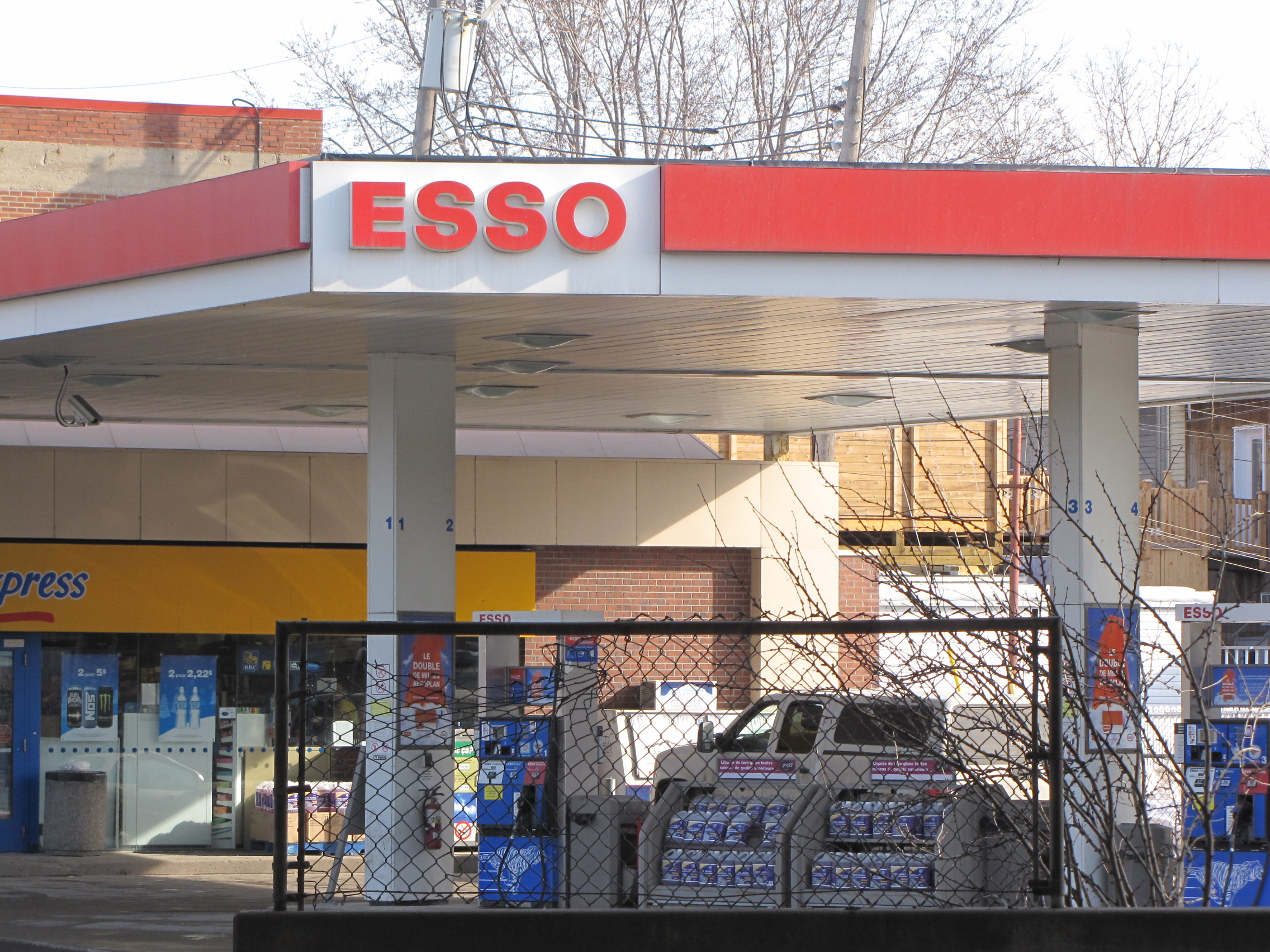 esso-gas-station-greater-montreal-area