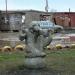 Снесённая каменная скульптура «Лучник» в городе Энгельс