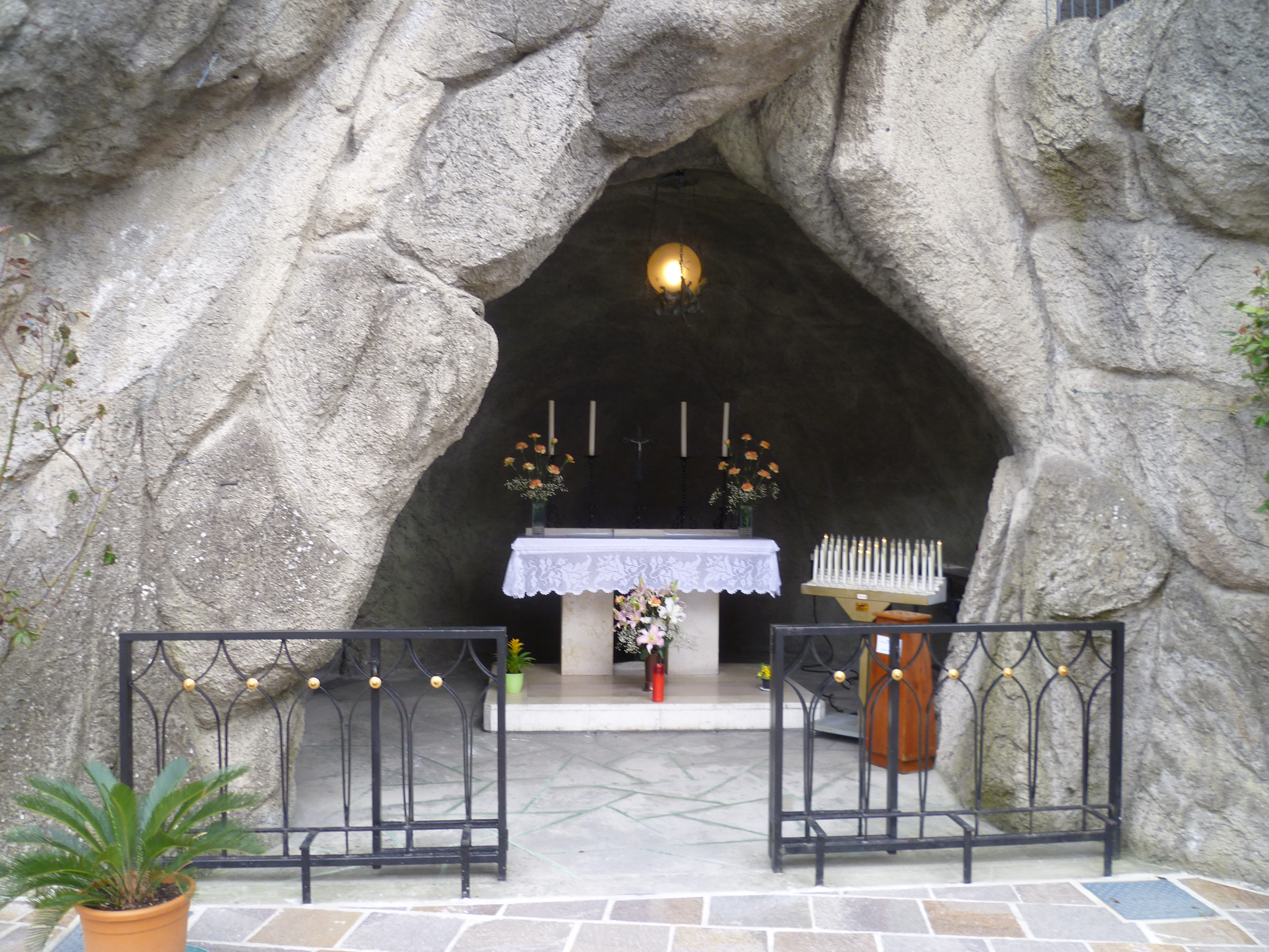 Miracoli Della Madonna Di Lourdes santuario della grotta della Madonna di Lourdes a Miramare di Rimini