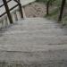 Drewniane schody prowadzące z plaży na klif