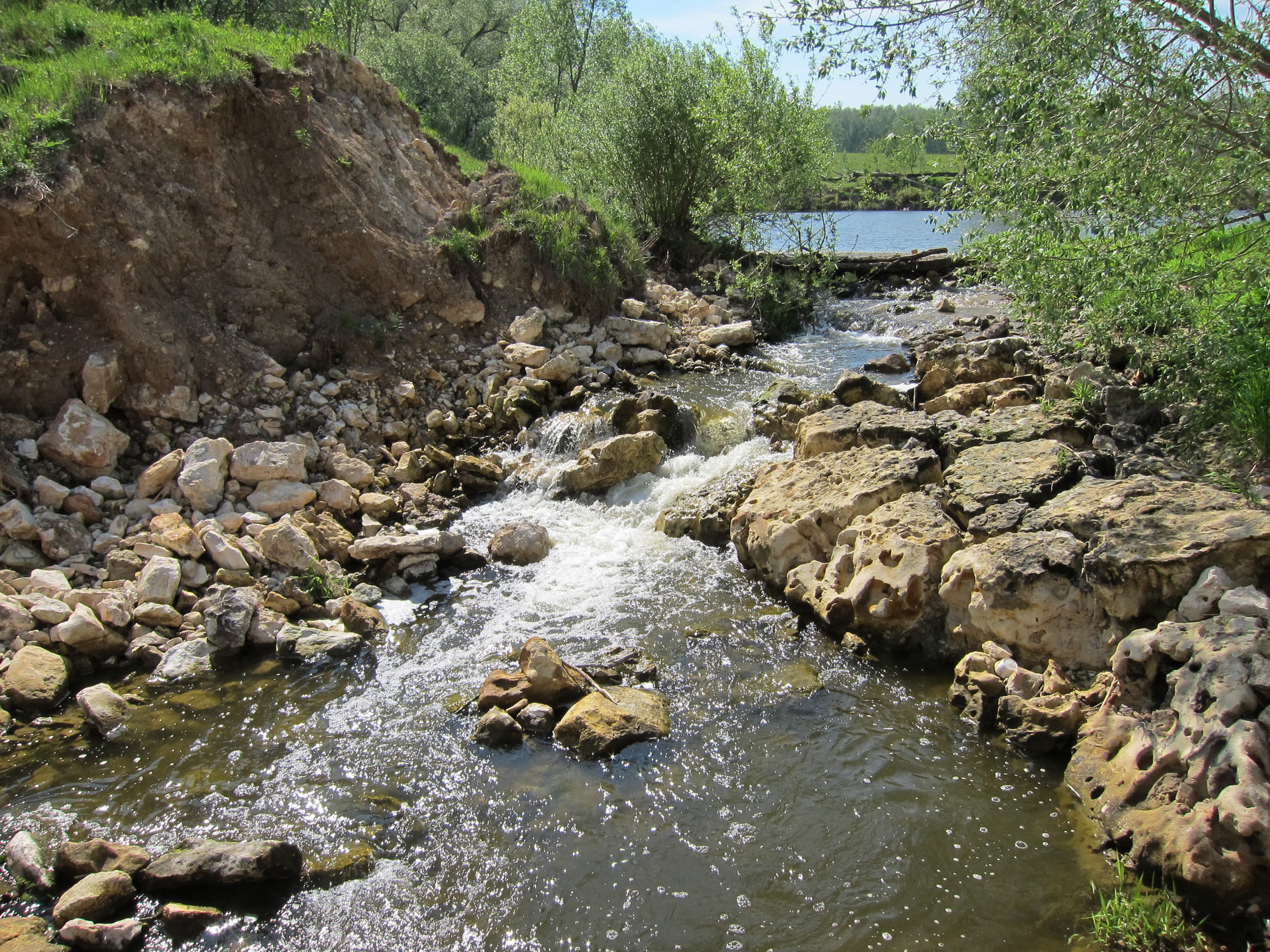 Небольшой водопад в Аксиньино
