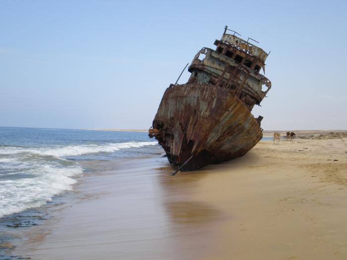 Résultat de recherche d'images pour "bateau echouer"