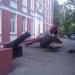 Здесь находилась британская литая дульнозарядная корабельная пушка XVIII века — экспонат в городе Москва