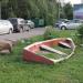Выкинутая на берег лодка в городе Москва