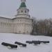 Постамент с пушками в городе Истра