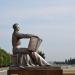 Скульптура студента с книгой на коленях в городе Москва