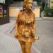 Деревянная скульптура «Туристка» в городе Симферополь