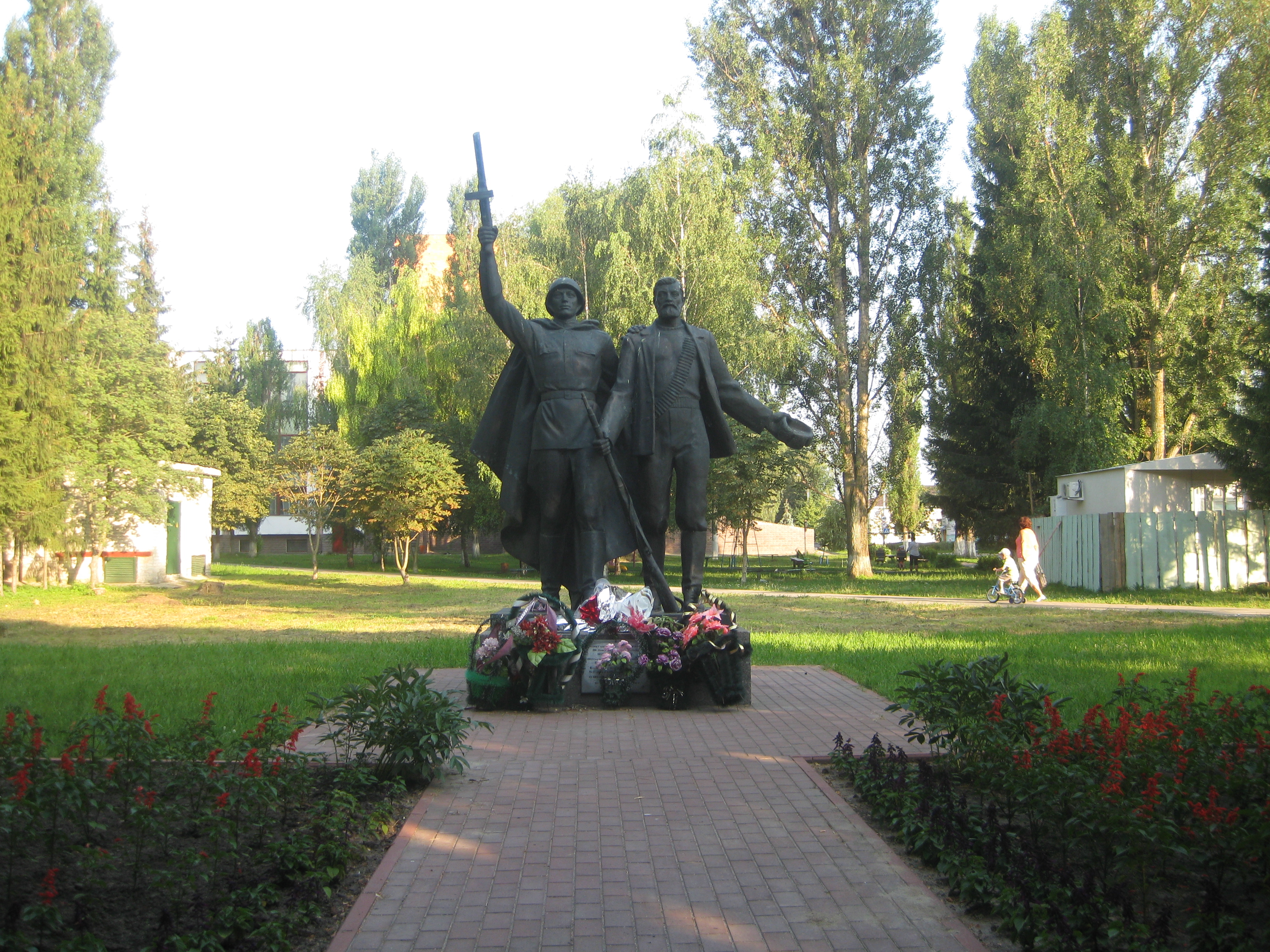 Трубчевский парк памятники