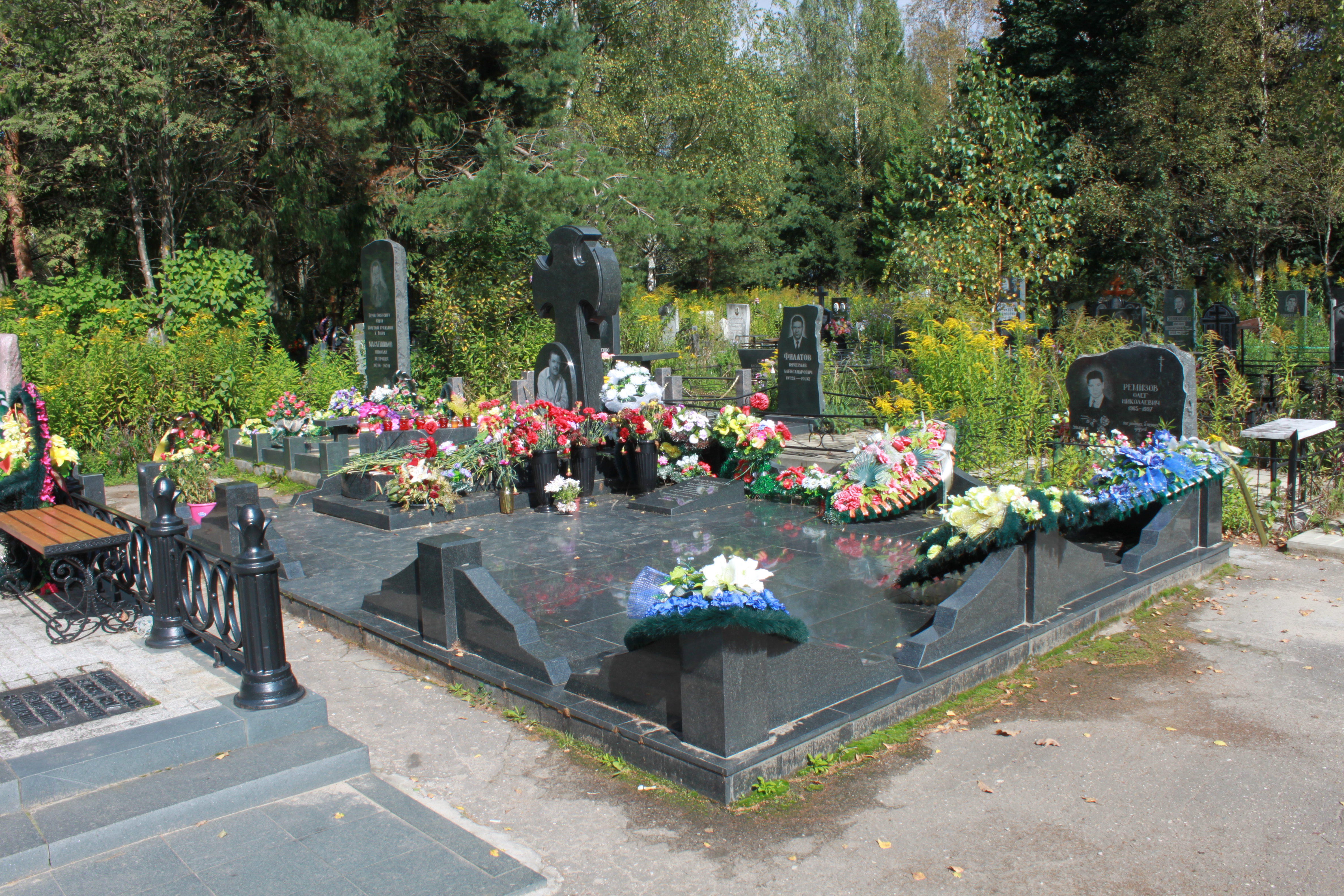 В Твери могилу Михаила Круга завалили цветами и венками