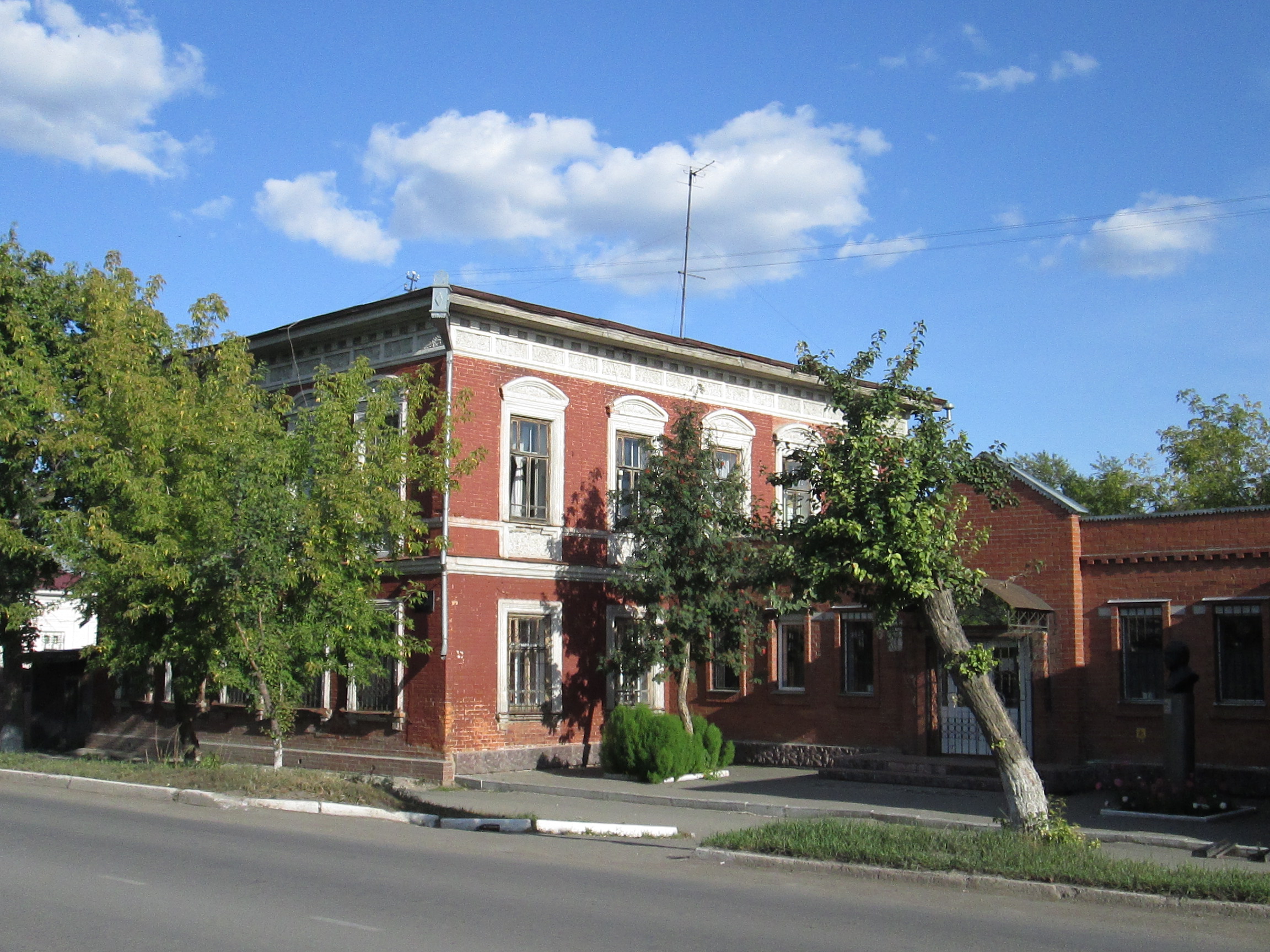 Центральная городская библиотека им. Д.Н. Мамина-Сибиряка - Ирбит |  памятник архитектуры (истории), мемориальная (памятная) доска