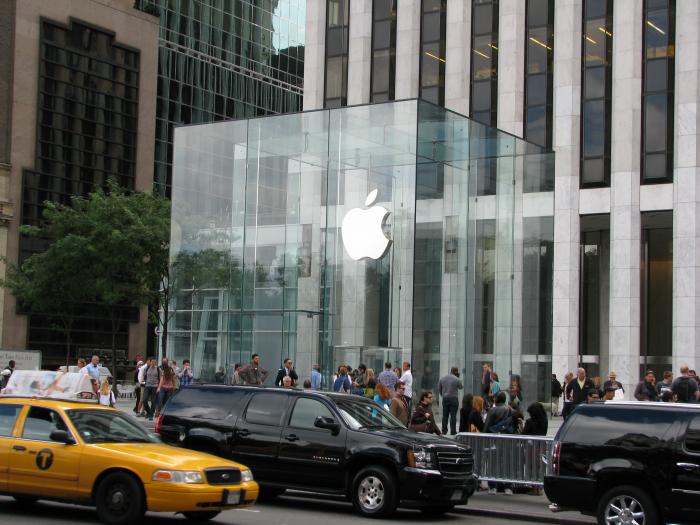 the Cube - Apple Store in fifth avenue and 59th street, by the