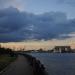 Прогулочная зона на берегу реки Москвы в городе Москва