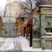 Историческая ограда с воротами в городе Москва