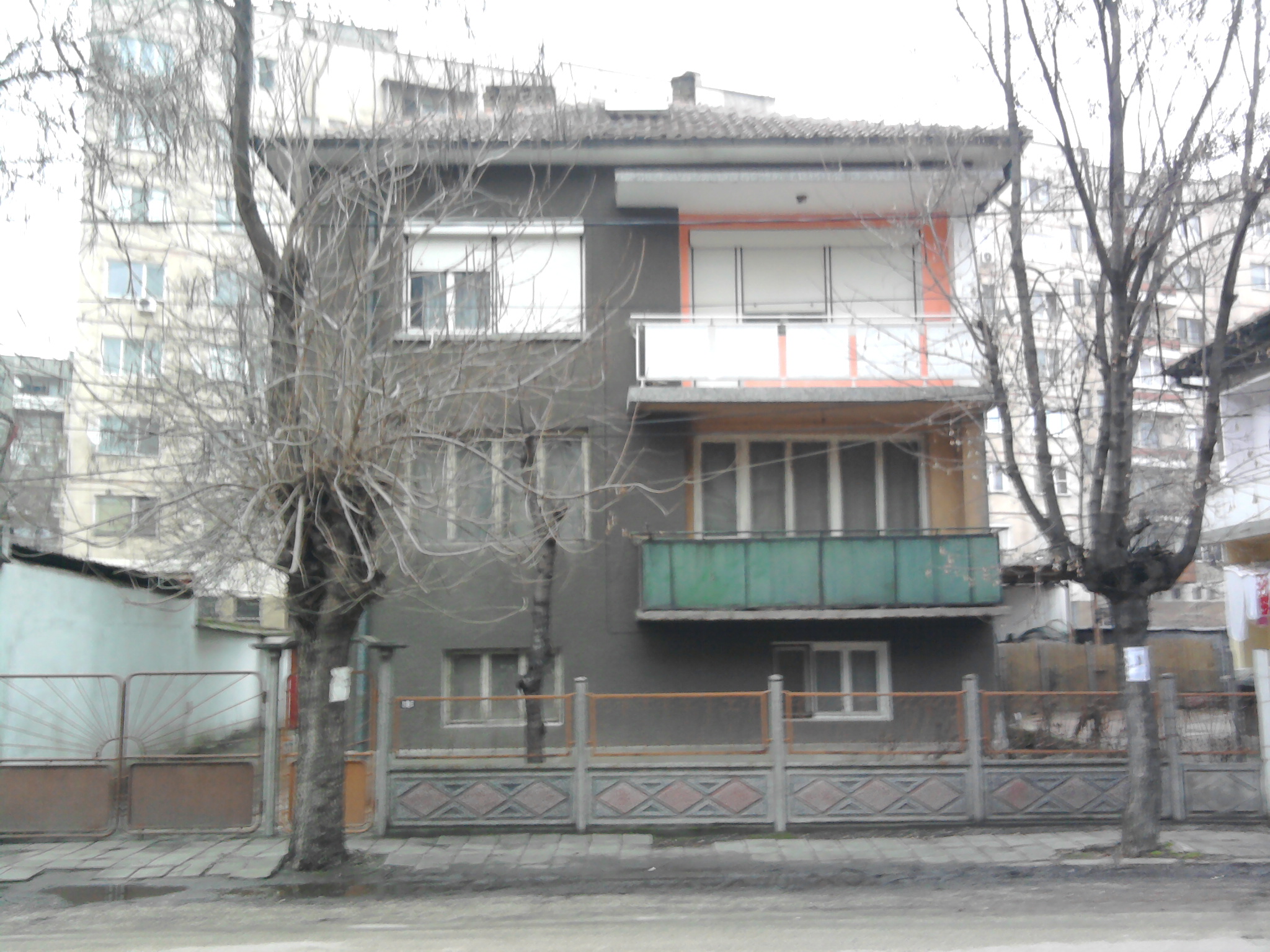 Триетажна еднофамилна сграда.