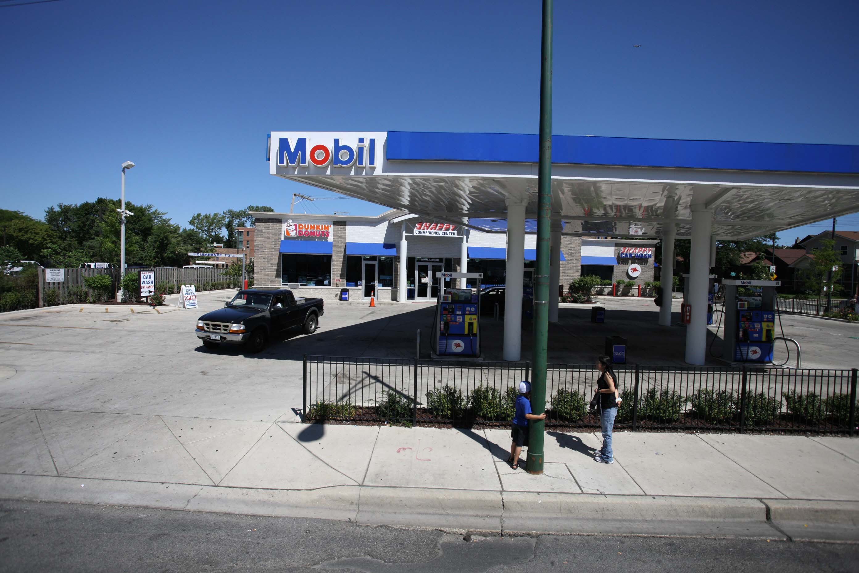 Mobil Gas Station Chicago Illinois West Lawrence Avenue 2800