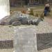 Гранитный камень с памятной табличкой в городе Дубна