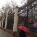 Металлическая ограда в каменных столбах и воротные группы в городе Москва