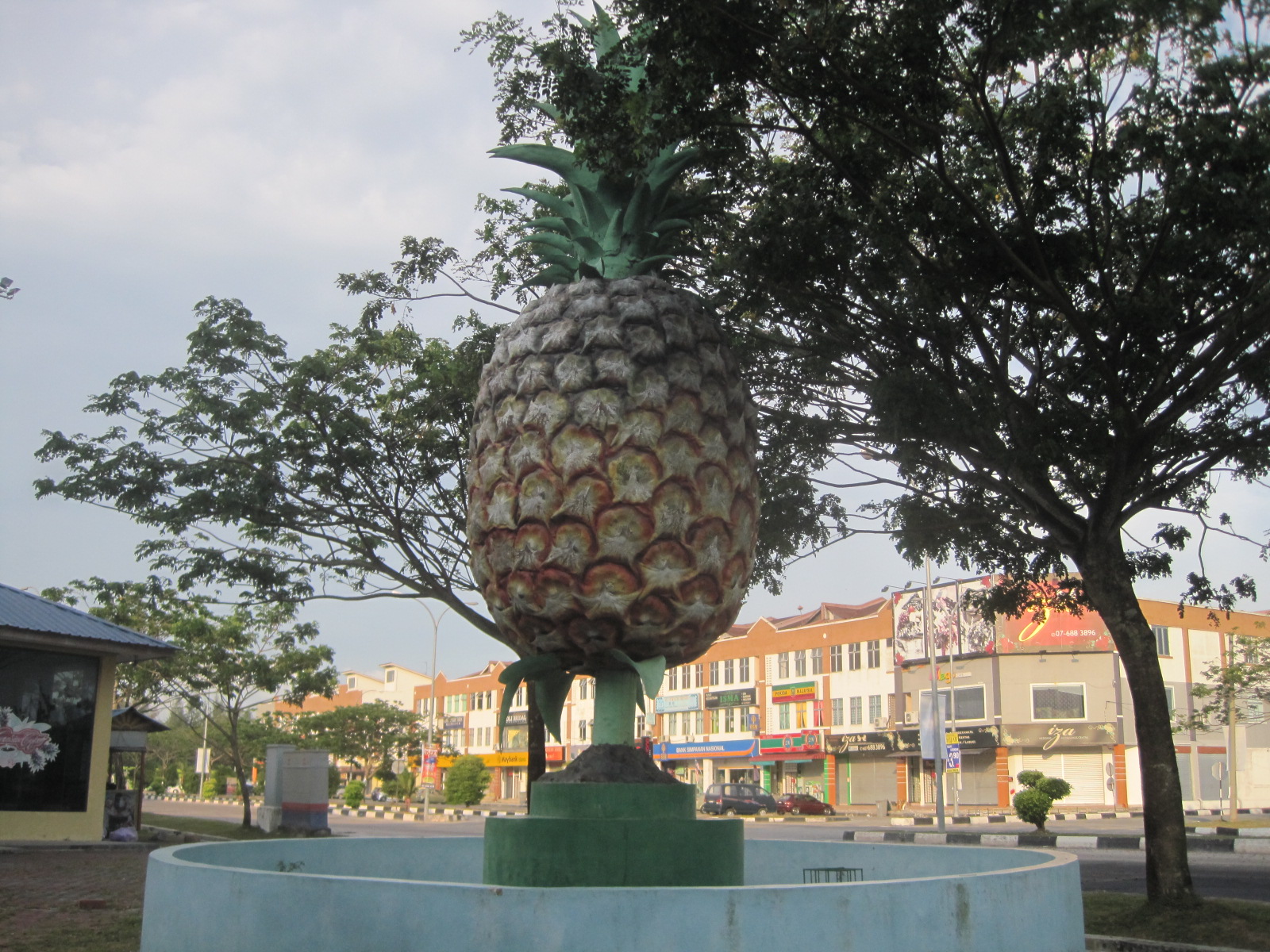 What Does A Pineapple Statue Mean at Toni Tardiff blog